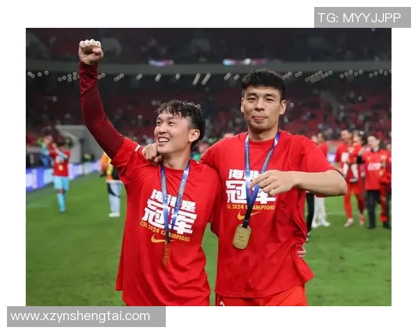 足球明星与热情粉丝亲密互动共庆赛事精彩瞬间